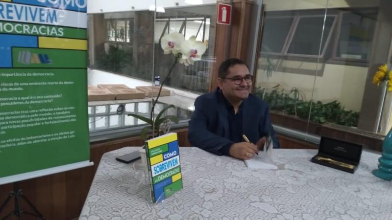 Natal Carvalho Júnior realiza noite de autógrafos no Unifeg 