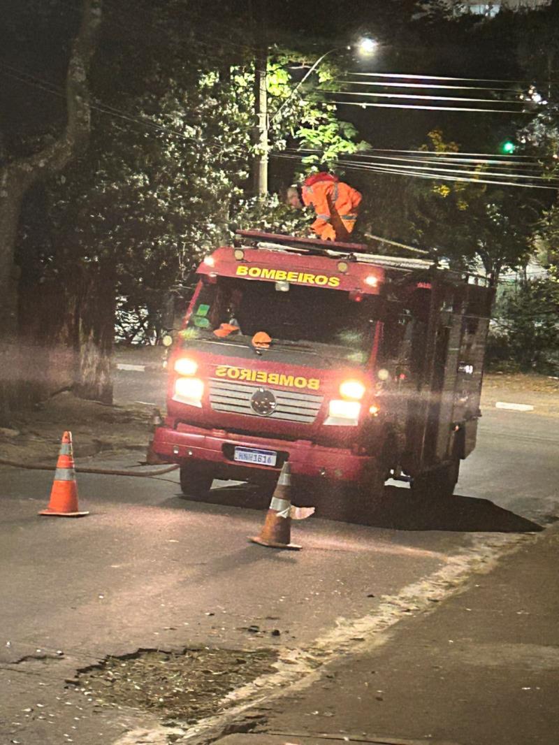 Perigo! Bombeiros apagam fogo em terrenos baldios no Agenor de Lima, que se alastra para ferro velho 