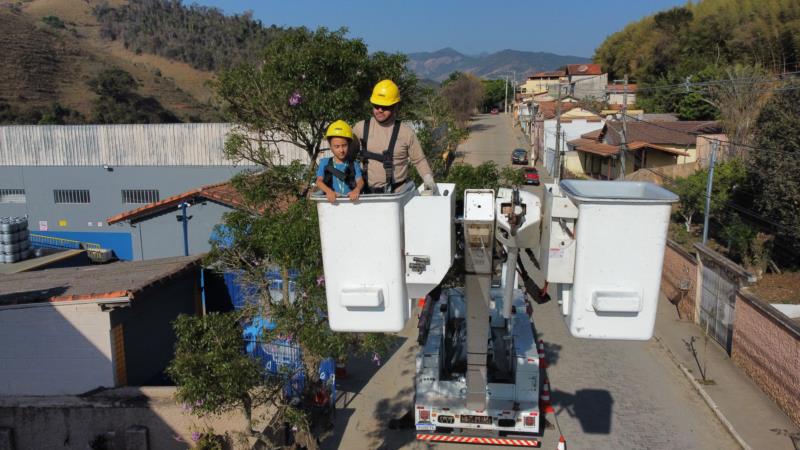 Menino apaixonado pela Cemig é surpreendido com festa temática especial 