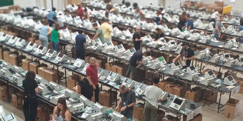 Eleições 2024: urnas que serão utilizadas em Minas começam a receber dados dos candidatos