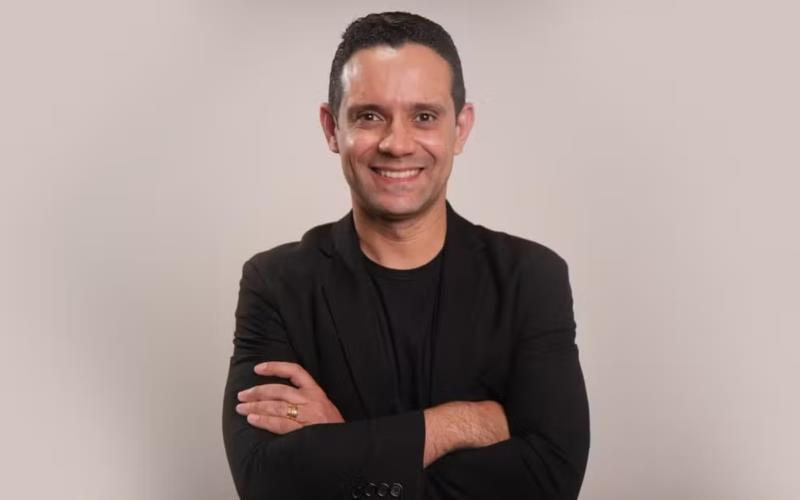 Prefeito de Passos se fantasia de "Fofão" e dança no "Trenzinho da Alegria"