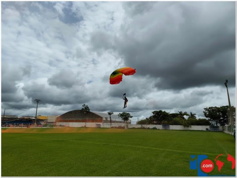 Em Muzambinho, "Papai Noel" desce de paraquedas no Estádio Antônio Milhão e causa euforia entre as crianças 