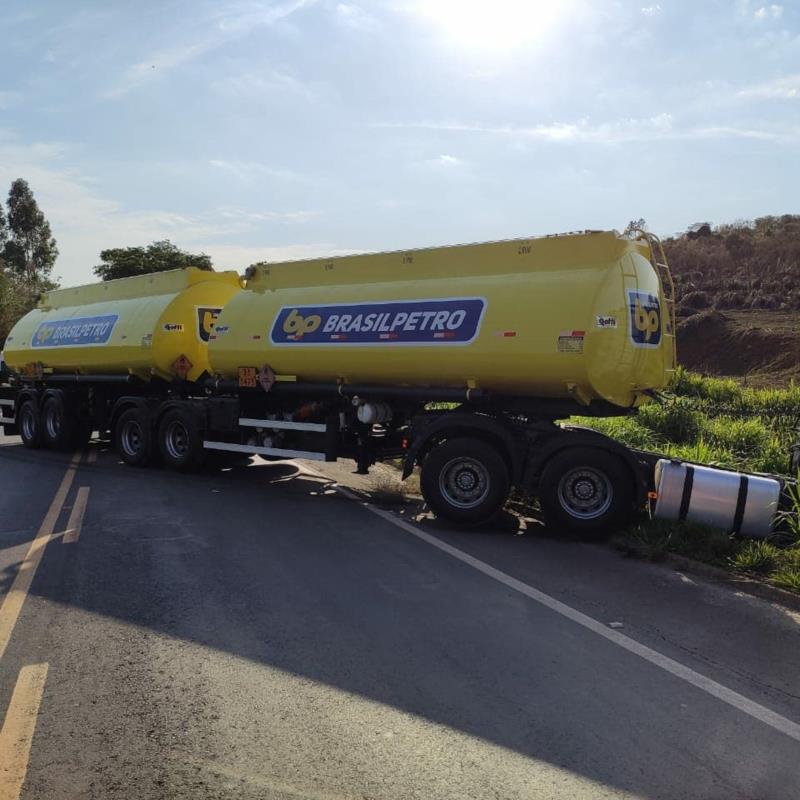 Carro e caminhão batem na BR-491