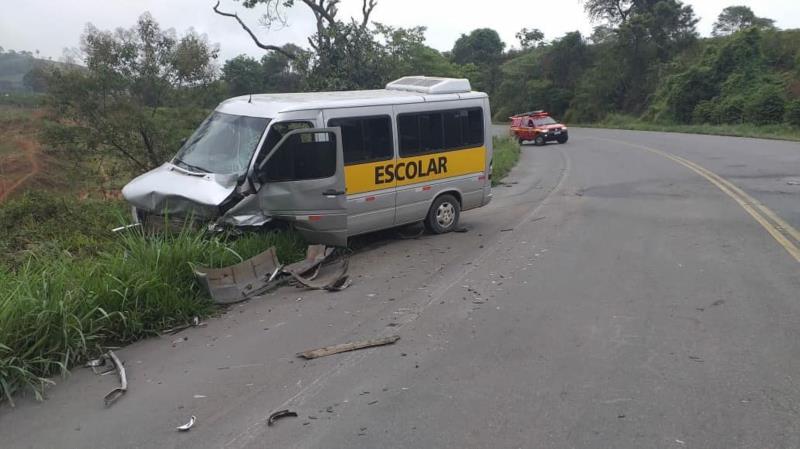 Acidente na BR-491, próximo a Monte Belo, deixa 15 pessoas feridas