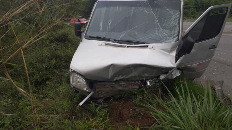 Acidente na BR-491, próximo a Monte Belo, deixa 15 pessoas feridas