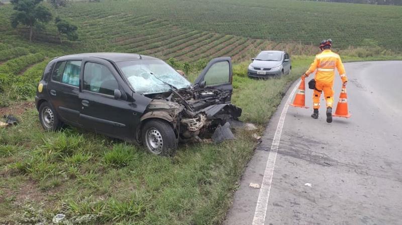 Acidente na BR-491, próximo a Monte Belo, deixa 15 pessoas feridas