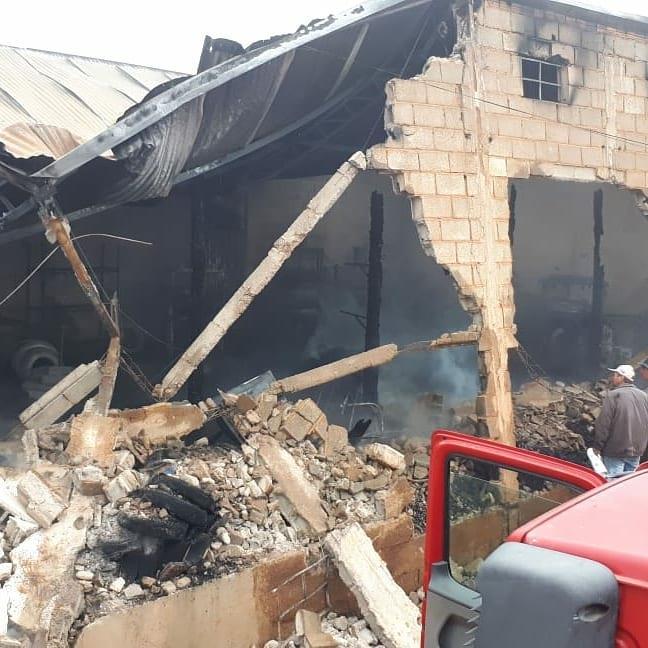 Incêndio destrói depósito de pneus em Nova Resende